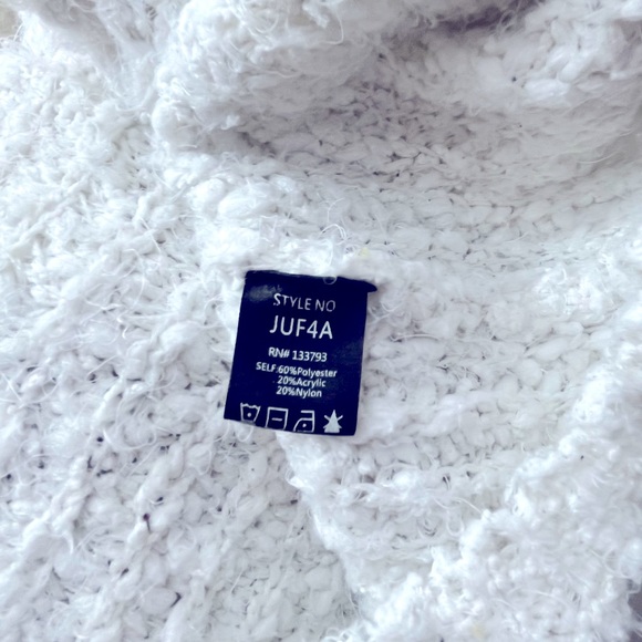 Cozy fuzzy white sweater sz S - Picture 5 of 6